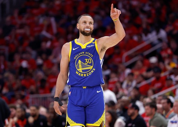 Curry: Mỗi trận đấu trong hai 