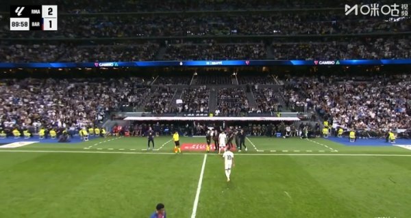 Khán giả đứng dậy vỗ tay! Phút