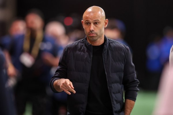 Mascherano về bê bối thủ môn M