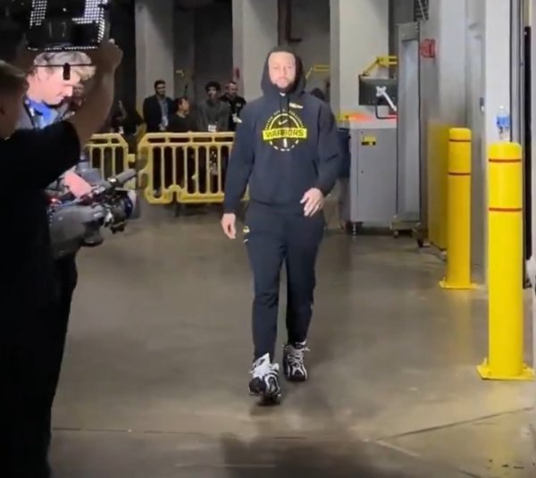 tỏ lòng thành kính! Curry đến 