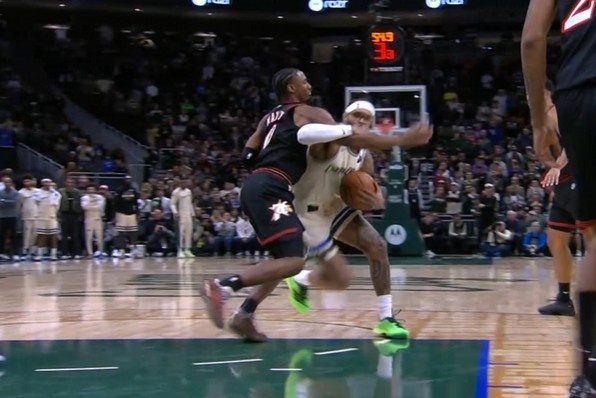 Tay tôi bị kẹp rồi! Trent phạm